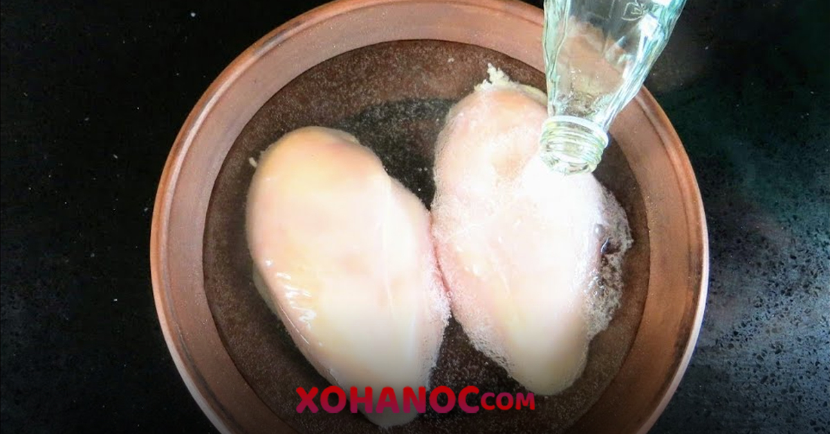 Տեսեք ինչպես եմ պատրաստում հավի կրծքամիսը, որպեսզի այն շատ փափուկ և համեղ ստացվի․ Նախ վրան լցրեք հանքային ջուր
