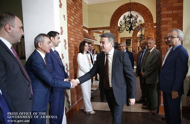 PM Karapetyan, IT executives discuss development prospects